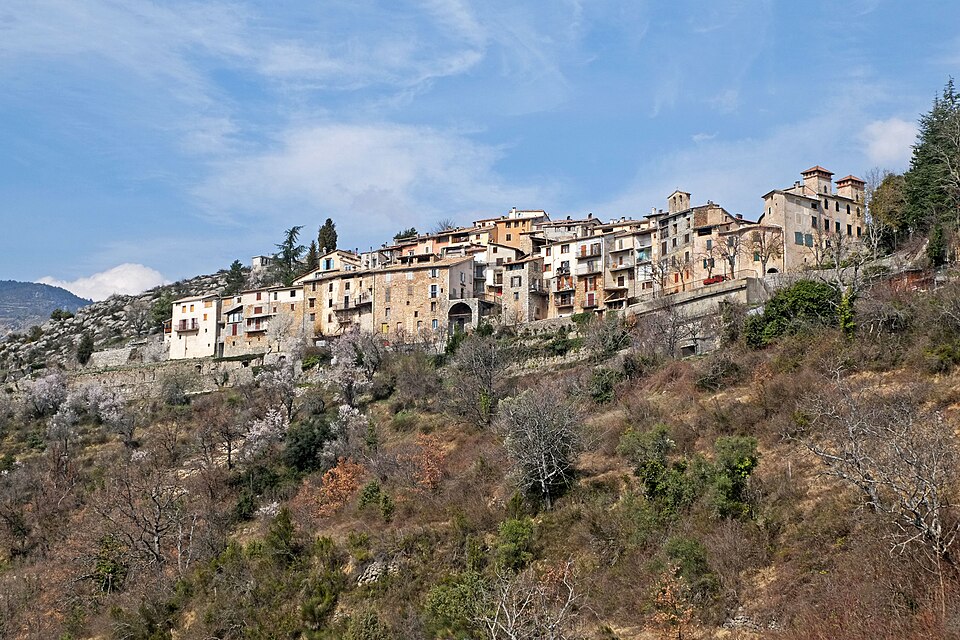 Vue du village de La Croix — sur — Roudoule en redescendant vers la vallée