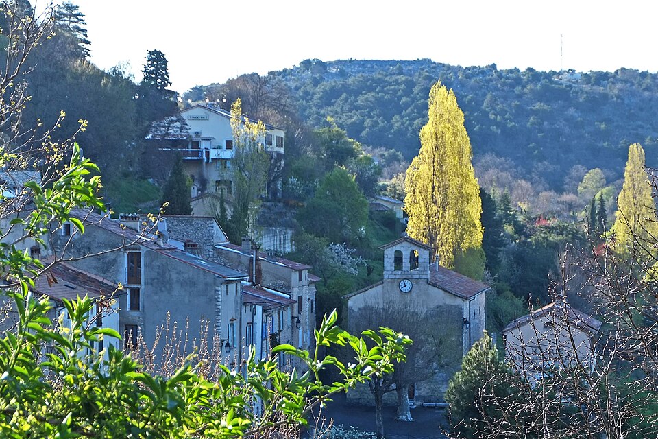 Vue sur l'église d'Escragnolles depuis la route Napoléon