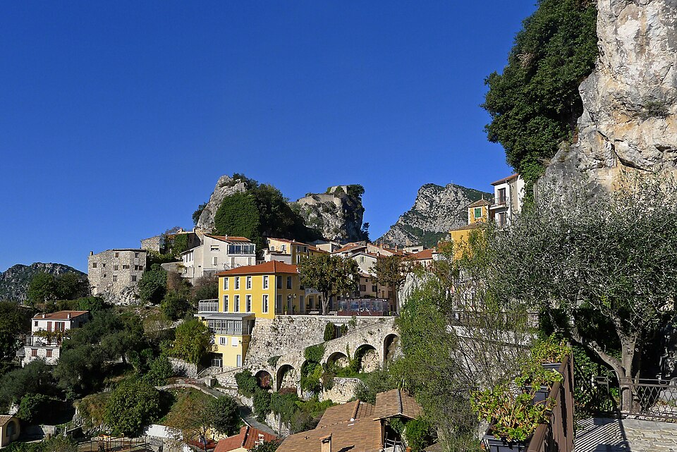 Vue sur le village de Gilette en venant du pont Charles — Albert
