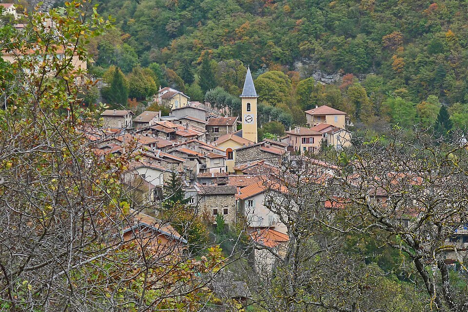 Vue du village de Moulinet depuis la piste de Saint — Michel