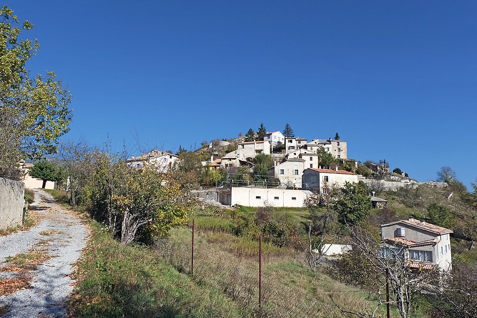Vue du village des Mujouls depuis la rue des Pommiers