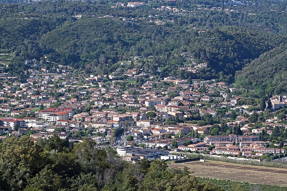 Vue du village de Pégomas depuis la piste DFCI des Harkis (au printemps)