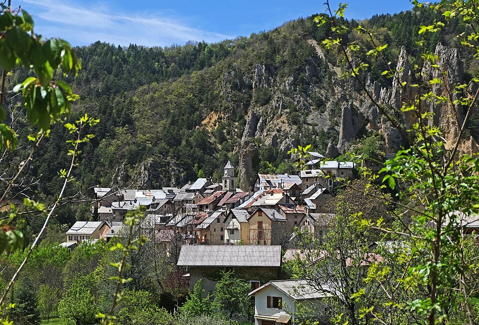 Vue sur le village de Péone en descendant de Valberg