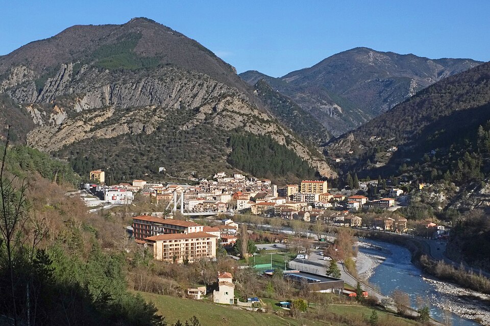 Vue sur le village de Puget — Théniers en grimpant vers le col de Saint — Raphaël