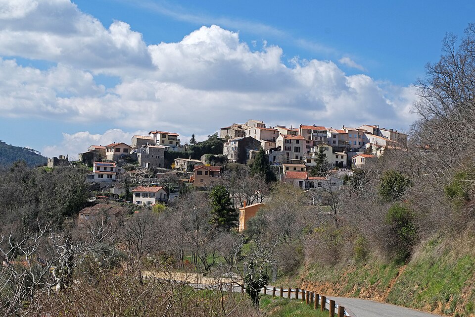 Vue sur le village de Revest — les — Roches en allant vers Bonson