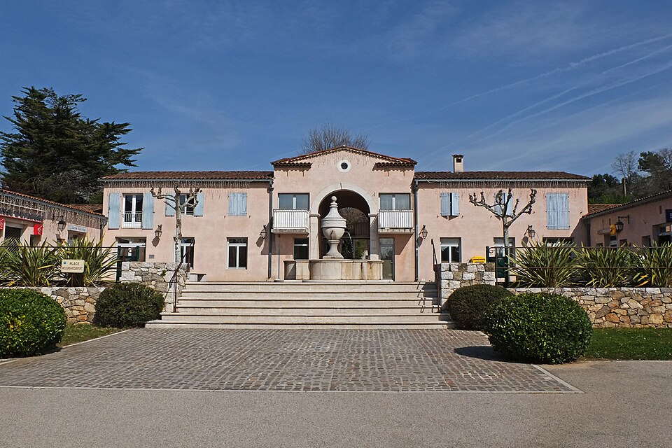 La place Mougins — Roquefort de Roquefort — les — Pins