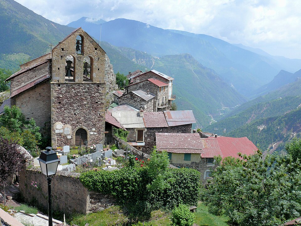 Roure — Eglise et village dominant la vallée de la Tinée — 182