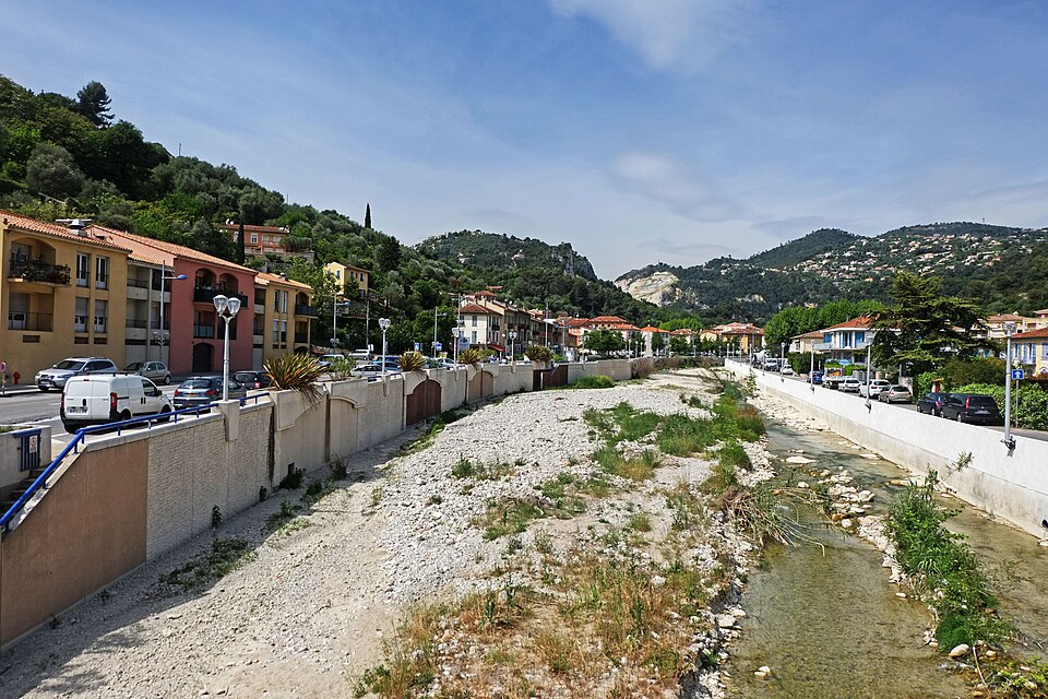 Vue du village de Saint — André — de — la — Roche traversé par la Banquière