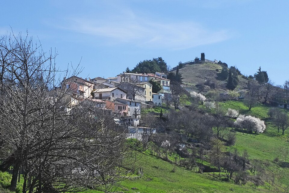 Vue sur le village de Saint — Antonin en venant du vallon de La Penne (2)