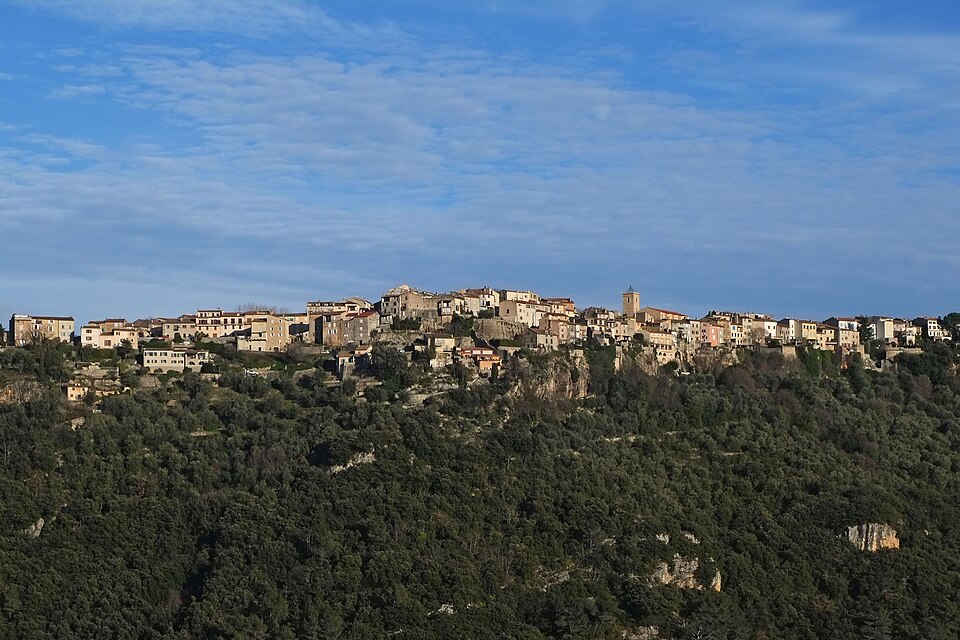 Vue du village de Saint — Cézaire — sur — Siagne depuis la route de Saint — Cézaire de Callian