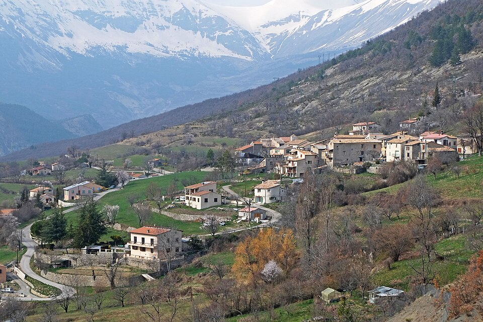Vue du village de Saint — Léger en venant du col éponyme