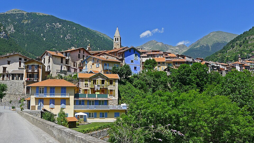 Vue du village de Saint — Martin — Vésubie en venant de la vallée du Var
