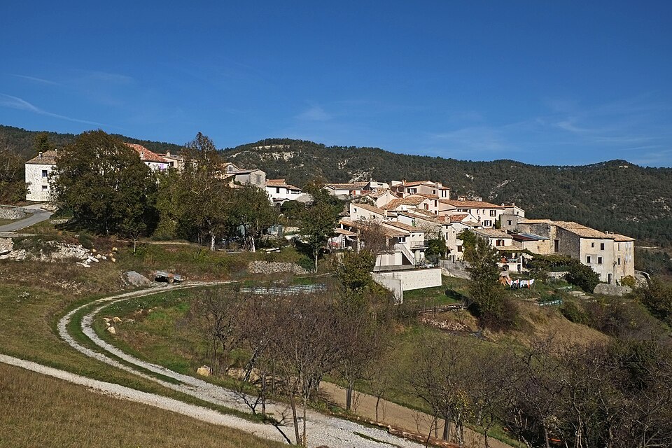Vue du village de Sallagriffon juste en — dessous de la route de la Vignasse