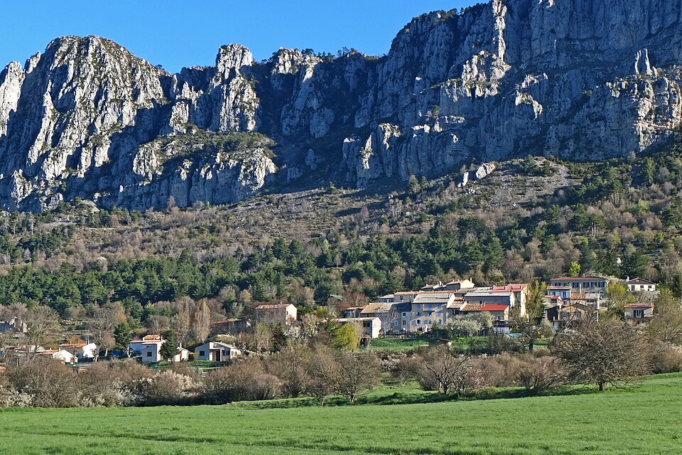 Vue sur le village de Séranon depuis la route Napoléon