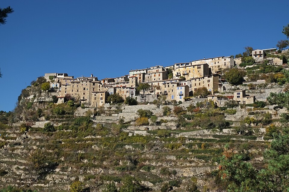 Vue du village de Thiéry depuis la piste de Paillers