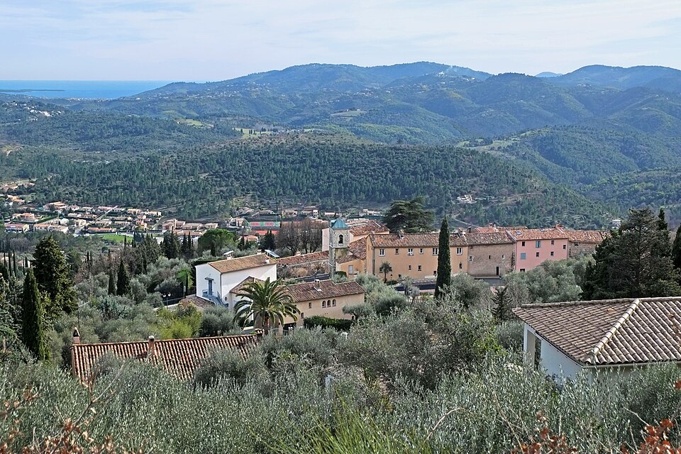 Vue du village du Tignet depuis une propriété du chemin de Léouvière