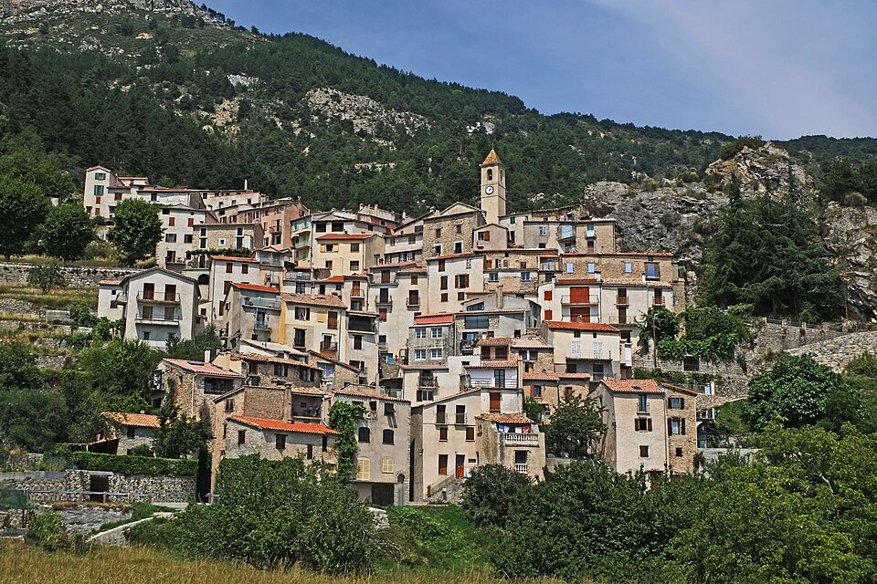 Vue de Toudon depuis le bas du village