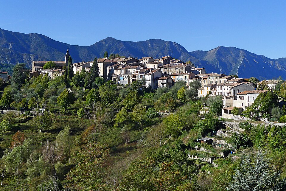 Vue sur le village de La Tour depuis la route des Granges de la Brasque