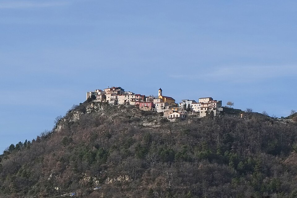 Vue du village de Tourette — du — Château depuis la route de Gilette