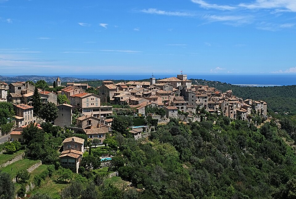 Vue du village de Tourrettes — sur — Loup depuis la route des Quenières