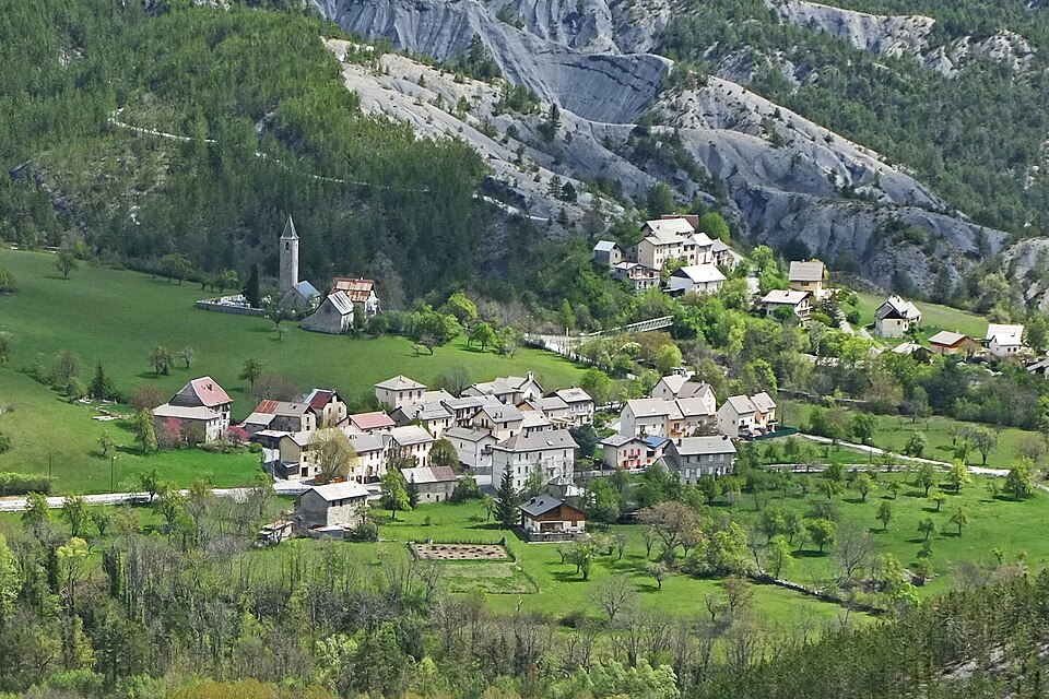 Vue sur le village de Villeneuve — d'Entraunes en grimpant vers Enaux