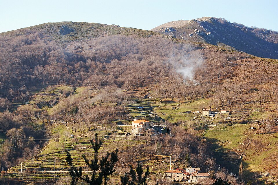 Eglise d'Aizac depuis le volcan