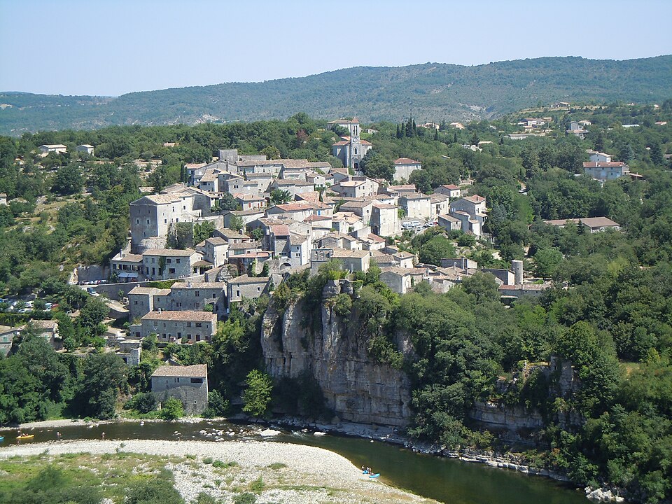 Balazuc — vue d'ensemble