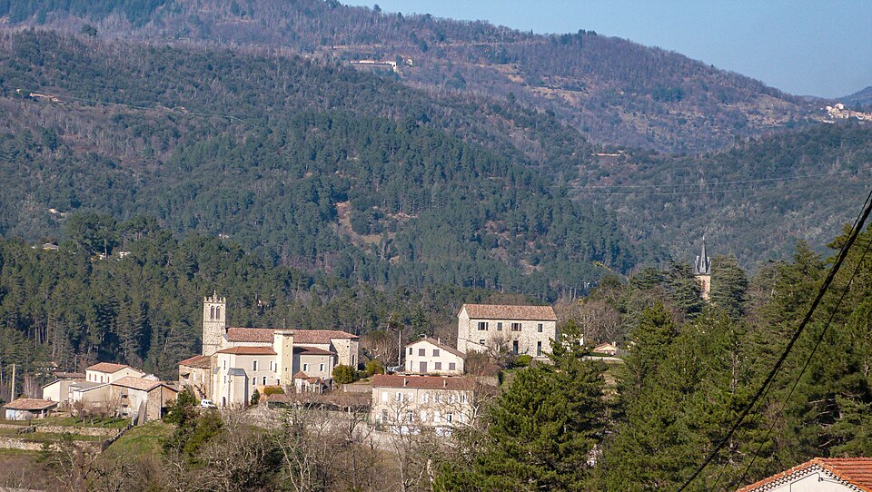 Vue du village de Prades (Ardèche)