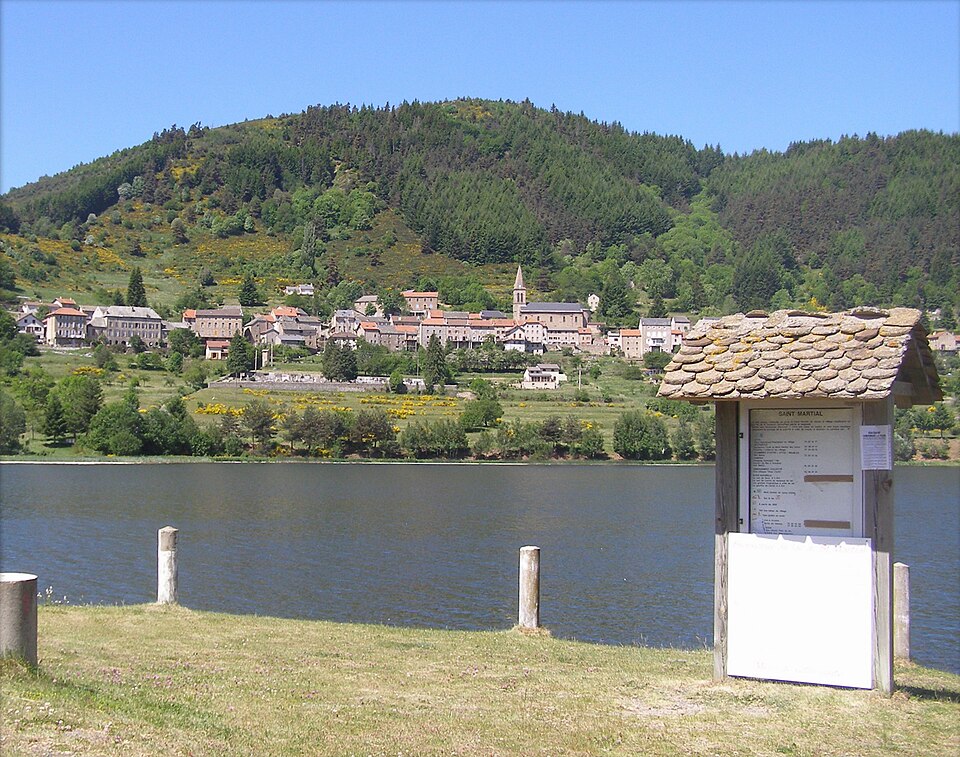 Vue sur le lac et le village de Saint — Martial en Ardèche