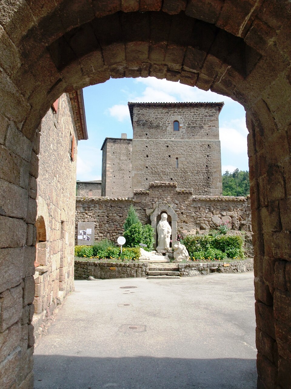 Saint — Romain d'Ay entrée 3