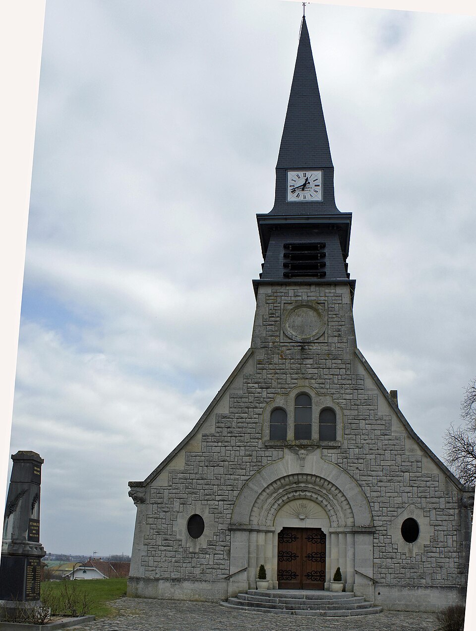 Eglise monument aux morts d'Acy — Romance