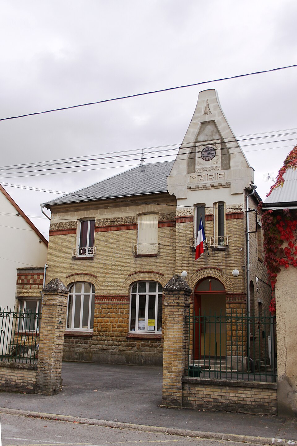 Bergnicourt — la Mairie — Photo Francis Neuvens lesardennesvuesdusol.fotoloft