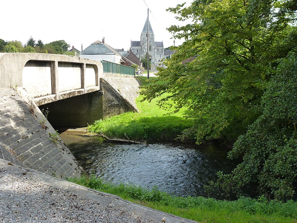 Hannappes (Ardennes) pont de l'Aube avec vue sur le bourg