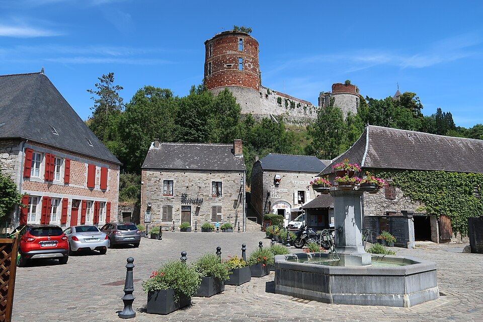 Hierges, fontaine, château