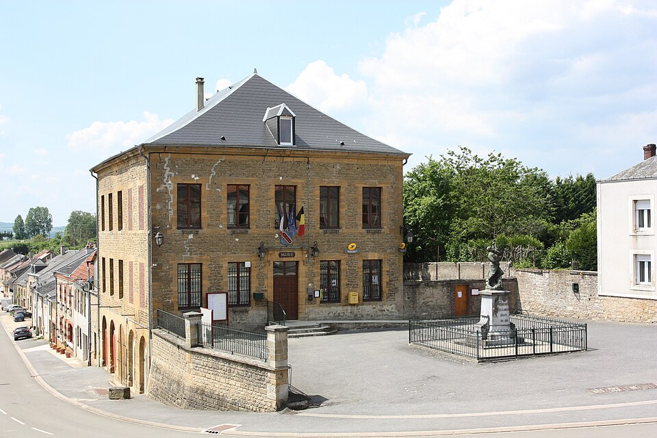 Photo N° 11820 Messincourt la Mairie et le monument en Hommage aux Morts pour la France