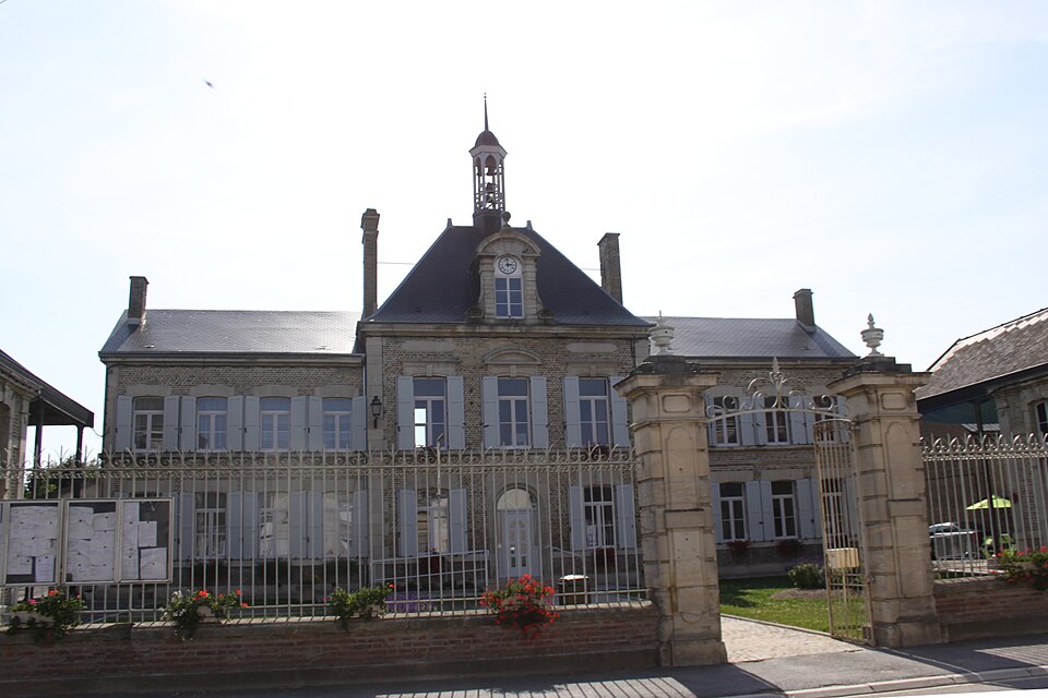 Neuflize — la Mairie — Photo Francis Neuvens lesardennesvuesdusol.fotoloft.fr