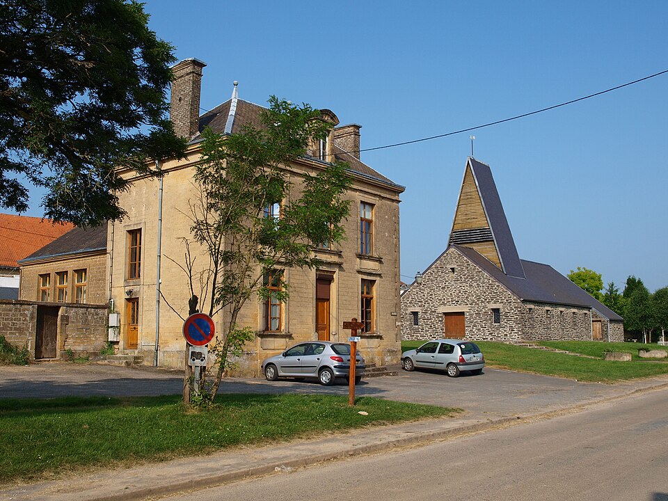 La Neuville — à — Maire — FR — 08 — mairie & église — 03