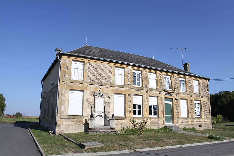 Quilly — la Mairie Photo Francis Neuvens lesardennesvuesdusol.fotoloft.fr