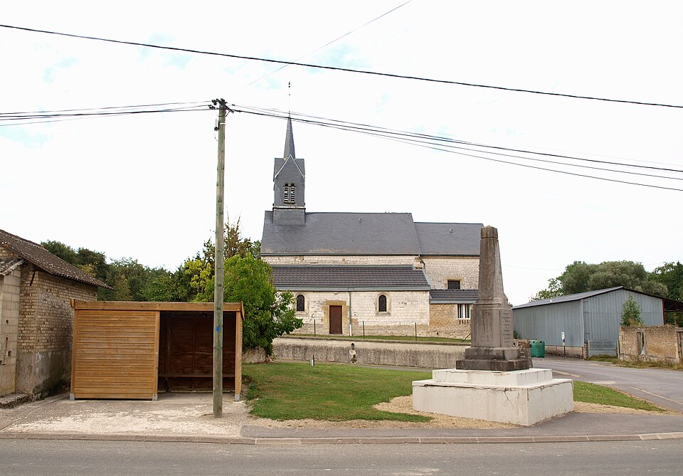 Saint — Pierre — à — Arnes — FR — 08 — place de la mairie — 05