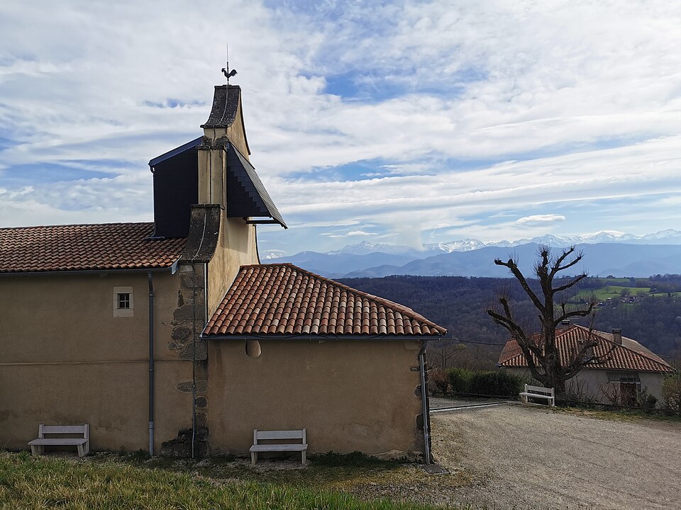 Eglise de la purification — de — Notre — Dame de Bagert (Ariège) et les Pyrénées