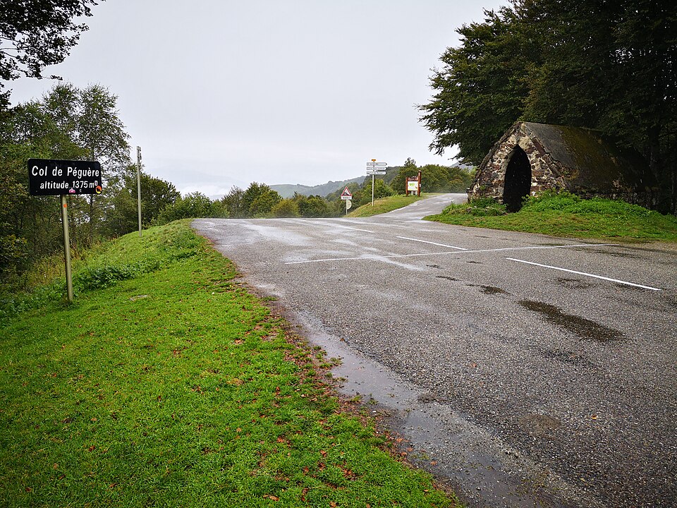 Col de Péguère avec son abri pastoral avec à gauche la descente du mur à 18% et à droite la route vers St — Girons par le col de Portel