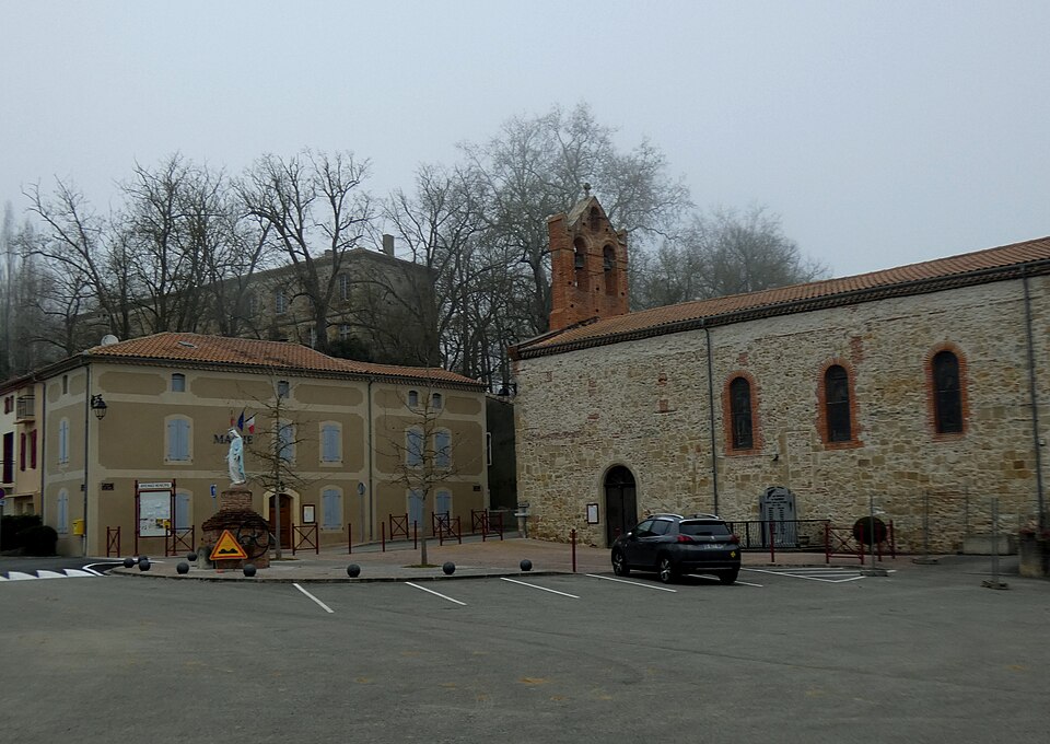 Église et mairie de Gaudiés (Ariège)