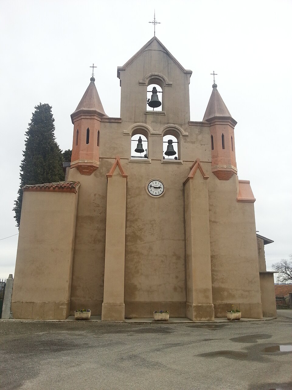 Clocher — mur de l'église de Madière