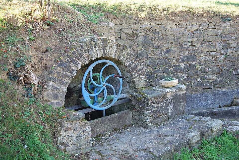 Roumengous Ariège La fontaine des Pouteaux