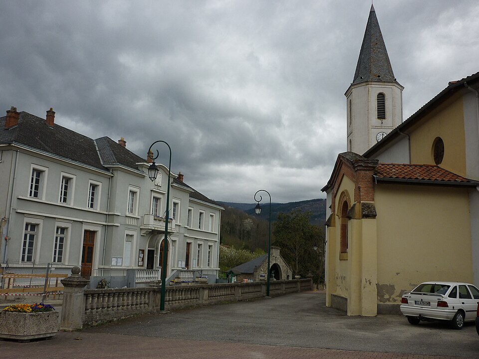 Saint — Paul — de — Jarrat mairie et église