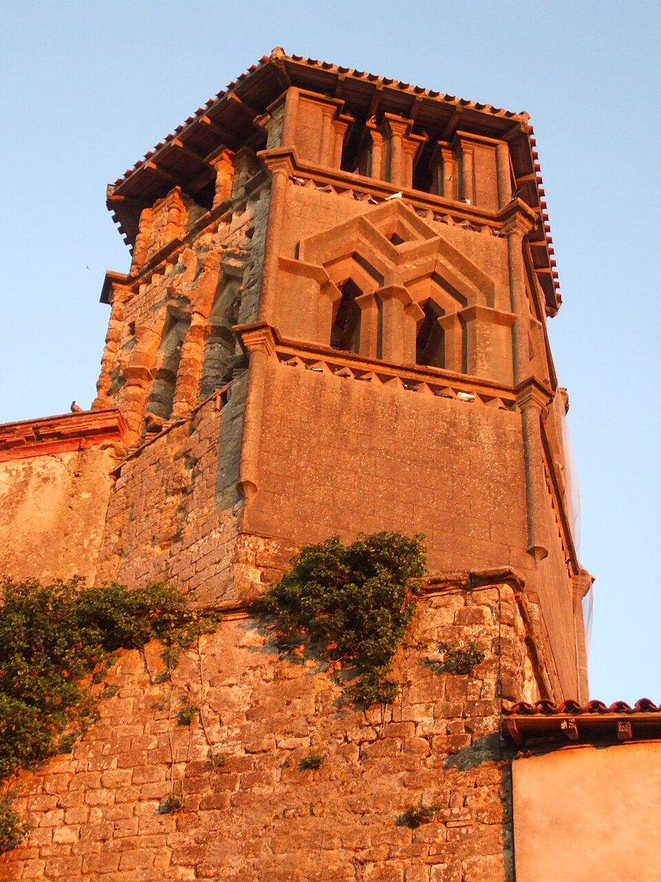 Clocher de l'église de Saint — Ybars