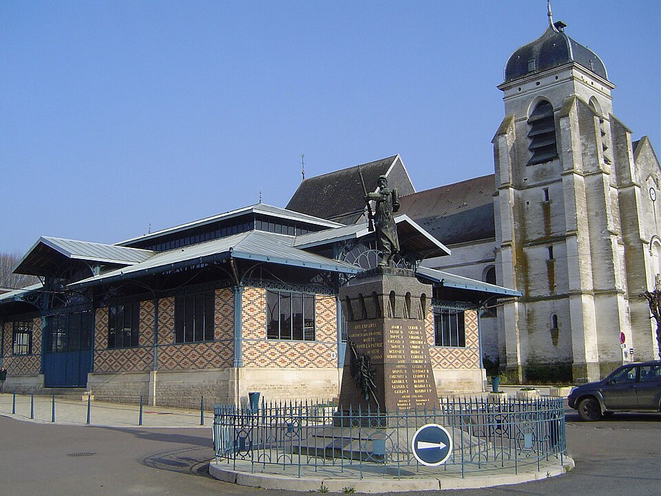 Aix — en — Othe — L'église et la halle (2)