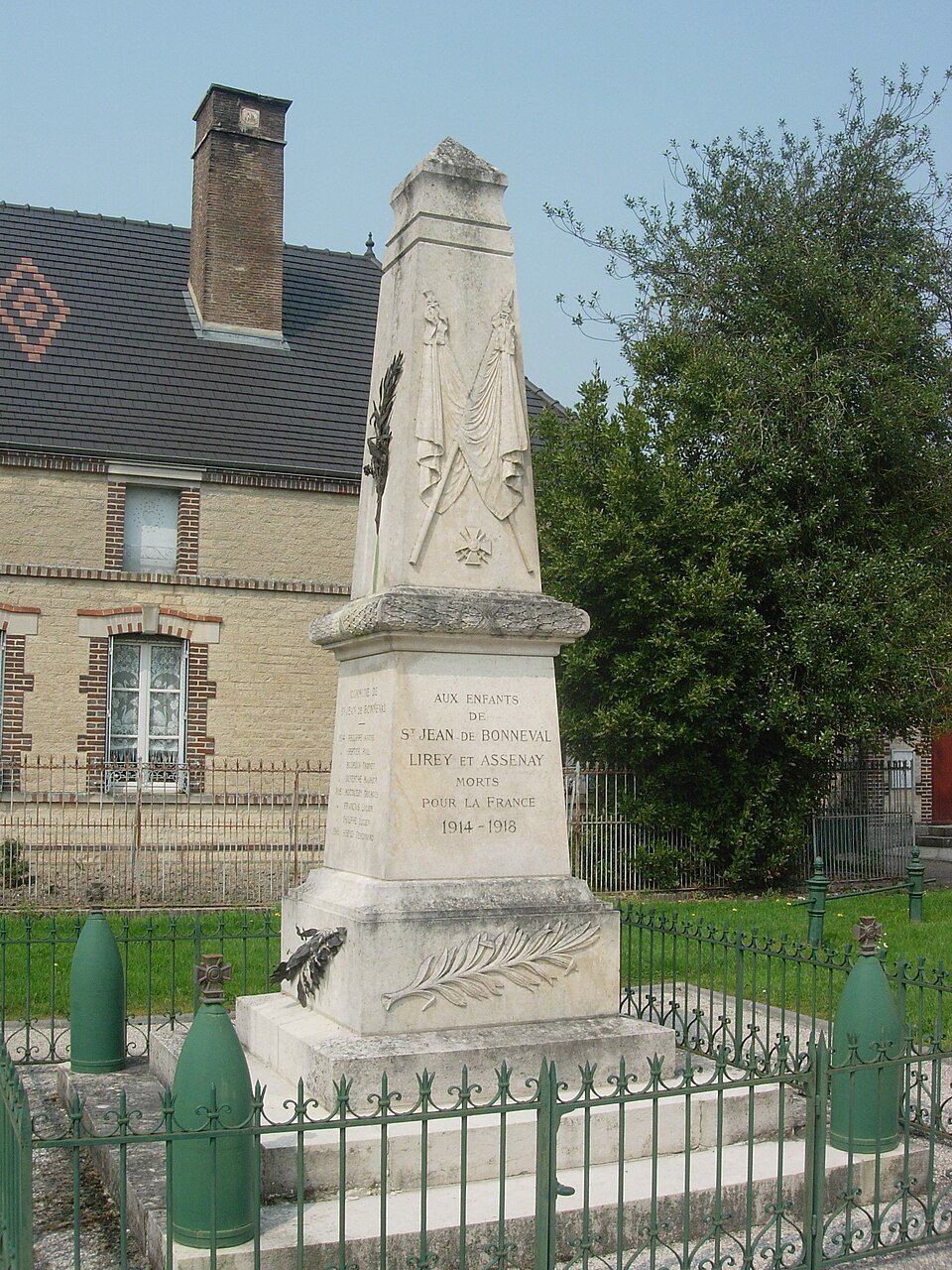 Saint — Jean — de — Bonneval monument aux morts (1)