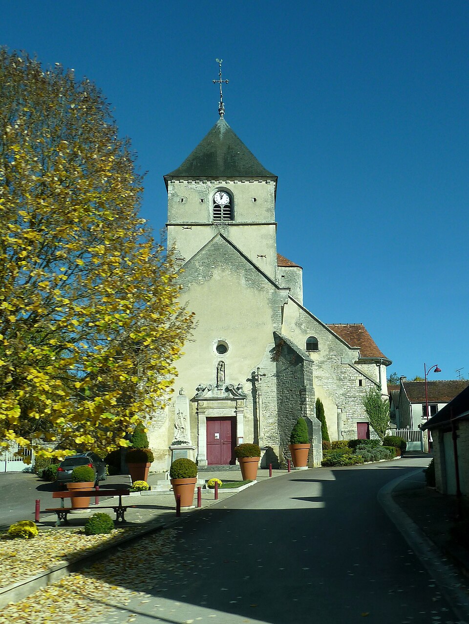 Courteron — Place de l'église — Aube France