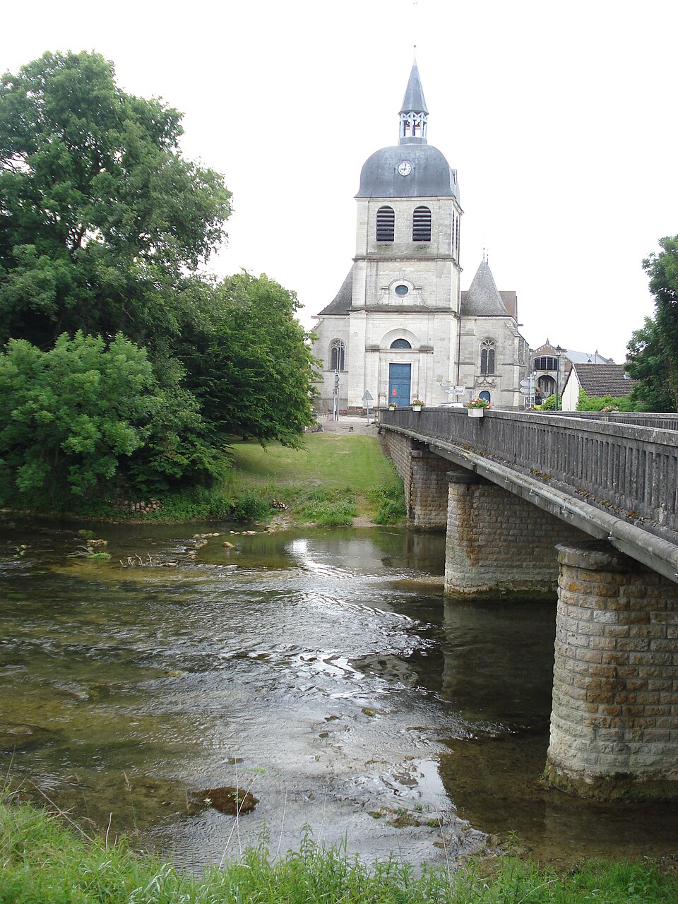 Dienville, l'église et le pont sur l'Aube